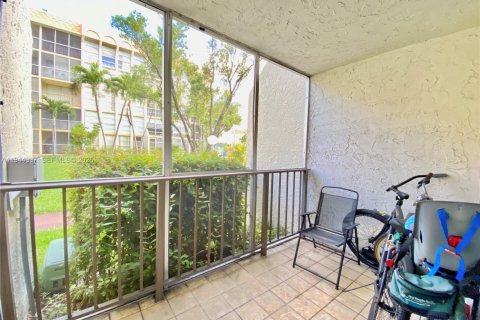 Condo in Hallandale Beach, Florida, 1 bedroom  № 2001567 - photo 14