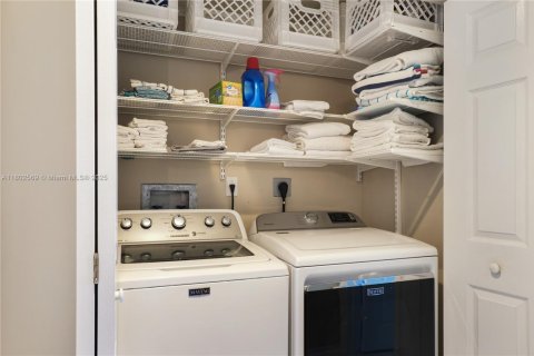 Купить кондоминиум в Халландейл-Бич, Флорида 2 спальни, 117.06м2, № 2002480 - фото 13