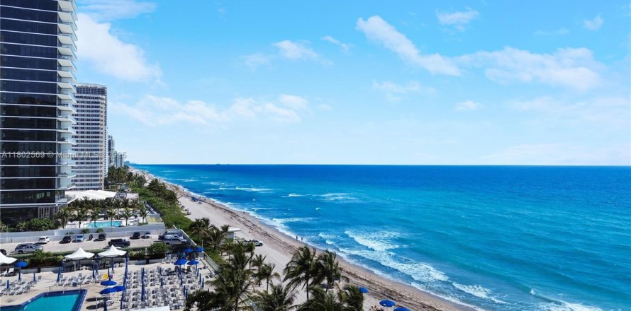 Кондоминиум с 2 спальнями в Халландейл-Бич, Флорида № 2002480