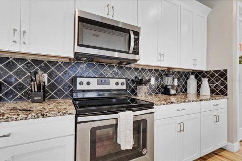 Casa en venta en Kissimmee, Florida, 9 dormitorios, 405.33 m2 № 1631003 - foto 7