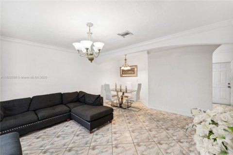 House in Miami, Florida 4 bedrooms, 125.42 sq.m. № 1790843 - photo 4
