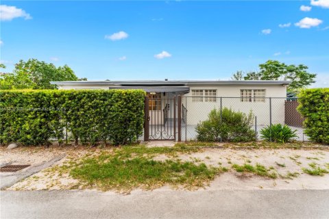 House in Miami, Florida 4 bedrooms, 125.42 sq.m. № 1790843 - photo 1