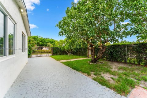 House in Miami, Florida 4 bedrooms, 125.42 sq.m. № 1790843 - photo 18
