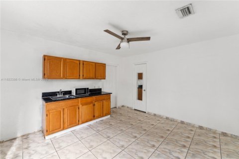 House in Miami, Florida 4 bedrooms, 125.42 sq.m. № 1790843 - photo 15