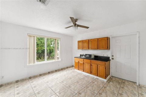 House in Miami, Florida 4 bedrooms, 125.42 sq.m. № 1790843 - photo 14
