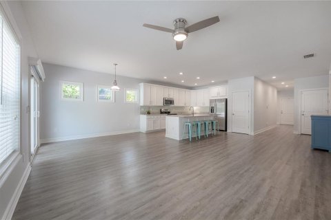 House in Tampa, Florida 3 bedrooms, 148.27 sq.m. № 1747706 - photo 8