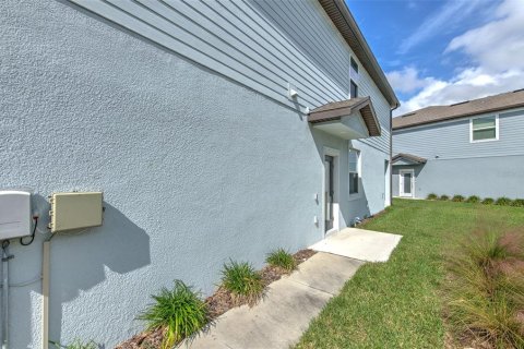 Townhouse in Land O' Lakes, Florida 3 bedrooms, 168.9 sq.m. № 2155987 - photo 4