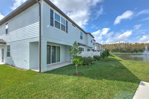 Townhouse in Land O' Lakes, Florida 3 bedrooms, 168.9 sq.m. № 2155987 - photo 6