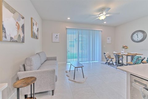 Townhouse in Land O' Lakes, Florida 3 bedrooms, 168.9 sq.m. № 2155987 - photo 19
