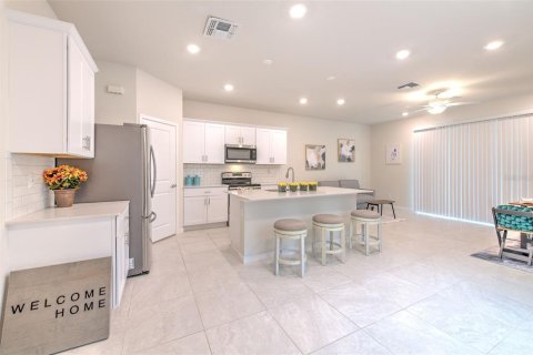 Townhouse in Land O' Lakes, Florida 3 bedrooms, 168.9 sq.m. № 2155987 - photo 13