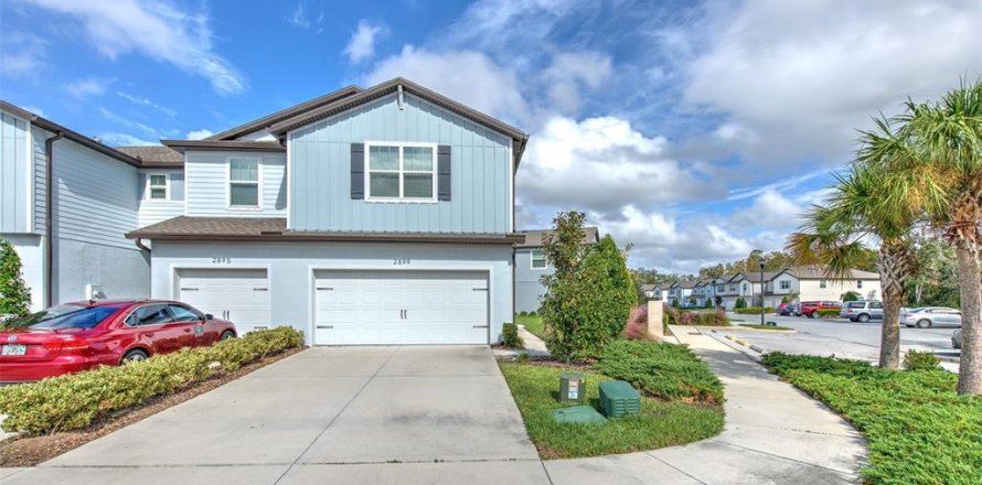 Townhouse in Land O' Lakes, Florida 3 bedrooms, 168.9 sq.m. № 2155987