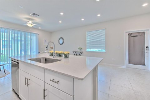 Townhouse in Land O' Lakes, Florida 3 bedrooms, 168.9 sq.m. № 2155987 - photo 17