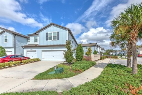 Townhouse in Land O' Lakes, Florida 3 bedrooms, 168.9 sq.m. № 2155987 - photo 2