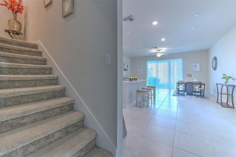 Townhouse in Land O' Lakes, Florida 3 bedrooms, 168.9 sq.m. № 2155987 - photo 23