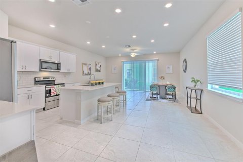 Townhouse in Land O' Lakes, Florida 3 bedrooms, 168.9 sq.m. № 2155987 - photo 12
