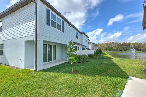 Townhouse in Land O' Lakes, Florida 3 bedrooms, 168.9 sq.m. № 2155987 - photo 7
