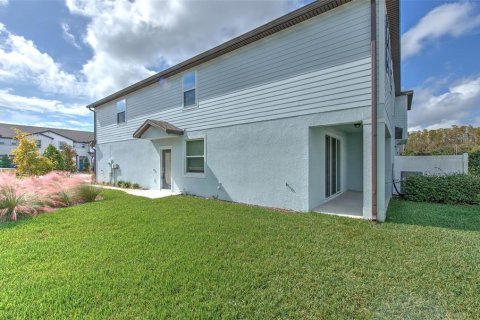 Townhouse in Land O' Lakes, Florida 3 bedrooms, 168.9 sq.m. № 2155987 - photo 5
