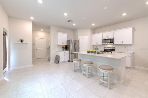 Townhouse in Land O' Lakes, Florida 3 bedrooms, 168.9 sq.m. № 2155987 - photo 14