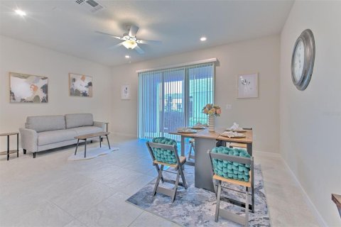 Townhouse in Land O' Lakes, Florida 3 bedrooms, 168.9 sq.m. № 2155987 - photo 18