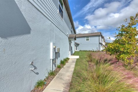 Townhouse in Land O' Lakes, Florida 3 bedrooms, 168.9 sq.m. № 2155987 - photo 3