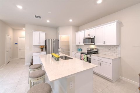 Townhouse in Land O' Lakes, Florida 3 bedrooms, 168.9 sq.m. № 2155987 - photo 16