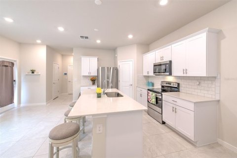 Townhouse in Land O' Lakes, Florida 3 bedrooms, 168.9 sq.m. № 2155987 - photo 15