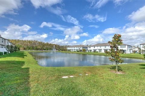 Townhouse in Land O' Lakes, Florida 3 bedrooms, 168.9 sq.m. № 2155987 - photo 8