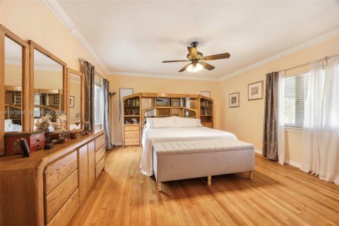 House in Miami, Florida 5 bedrooms, 303.88 sq.m. № 2042617 - photo 22