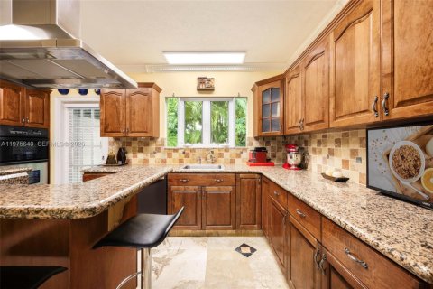 House in Miami, Florida 5 bedrooms, 303.88 sq.m. № 2042617 - photo 16