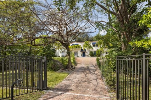 House in Miami, Florida 5 bedrooms, 303.88 sq.m. № 2042617