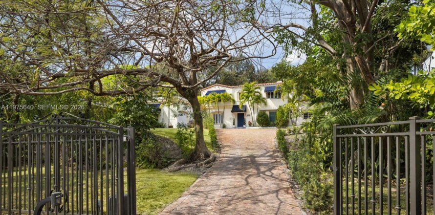 House in Miami, Florida 5 bedrooms, 303.88 sq.m. № 2042617