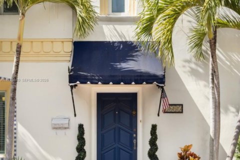 House in Miami, Florida 5 bedrooms, 303.88 sq.m. № 2042617 - photo 4