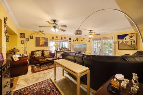 House in Miami, Florida 5 bedrooms, 303.88 sq.m. № 2042617 - photo 18