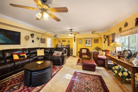 House in Miami, Florida 5 bedrooms, 303.88 sq.m. № 2042617 - photo 19