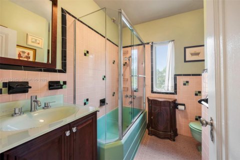 House in Miami, Florida 5 bedrooms, 303.88 sq.m. № 2042617 - photo 25