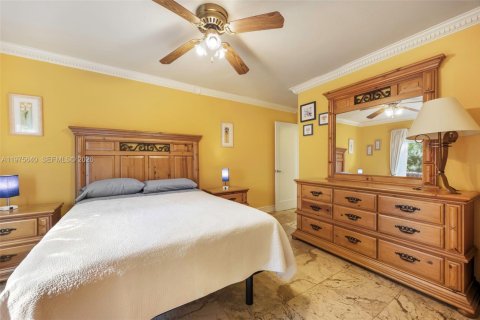 House in Miami, Florida 5 bedrooms, 303.88 sq.m. № 2042617 - photo 30