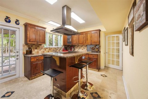House in Miami, Florida 5 bedrooms, 303.88 sq.m. № 2042617 - photo 14