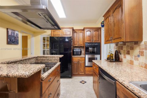 House in Miami, Florida 5 bedrooms, 303.88 sq.m. № 2042617 - photo 17