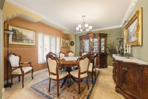 House in Miami, Florida 5 bedrooms, 303.88 sq.m. № 2042617 - photo 8