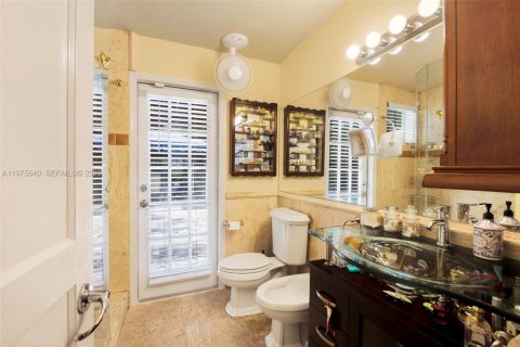 House in Miami, Florida 5 bedrooms, 303.88 sq.m. № 2042617 - photo 10