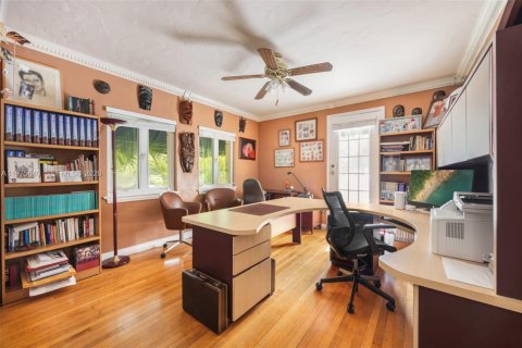 House in Miami, Florida 5 bedrooms, 303.88 sq.m. № 2042617 - photo 26