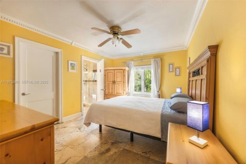 House in Miami, Florida 5 bedrooms, 303.88 sq.m. № 2042617 - photo 29