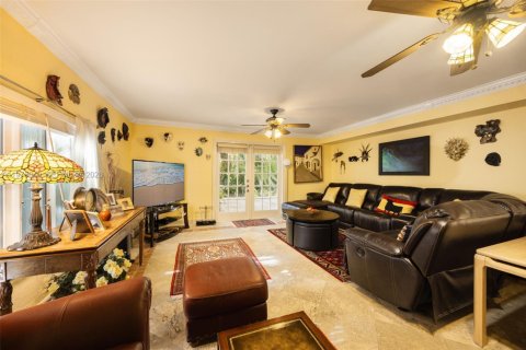 House in Miami, Florida 5 bedrooms, 303.88 sq.m. № 2042617 - photo 20