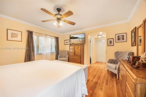 House in Miami, Florida 5 bedrooms, 303.88 sq.m. № 2042617 - photo 23