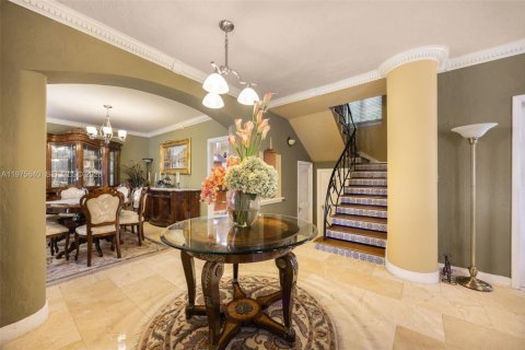 House in Miami, Florida 5 bedrooms, 303.88 sq.m. № 2042617 - photo 5