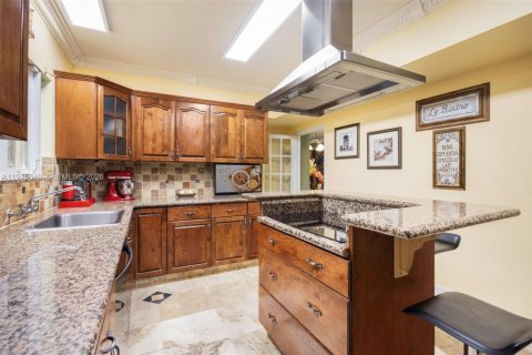 House in Miami, Florida 5 bedrooms, 303.88 sq.m. № 2042617 - photo 15