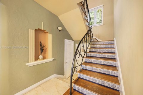 House in Miami, Florida 5 bedrooms, 303.88 sq.m. № 2042617 - photo 21