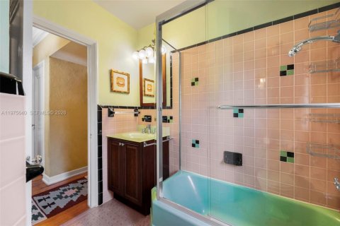 House in Miami, Florida 5 bedrooms, 303.88 sq.m. № 2042617 - photo 24