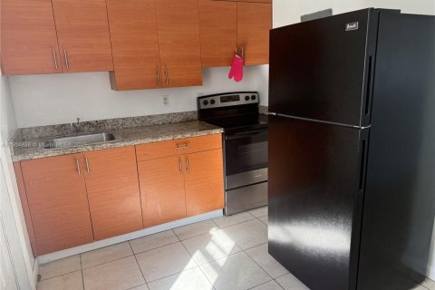 Снять в аренду виллу или дом в Норт-Майами, Флорида 1 спальня, 37.16м2, № 1955852 - фото 1