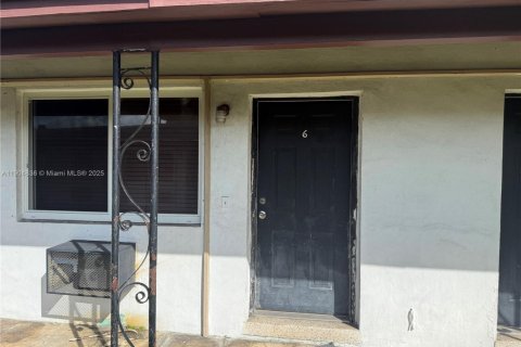 Снять в аренду виллу или дом в Норт-Майами, Флорида 1 спальня, 37.16м2, № 1955852 - фото 10